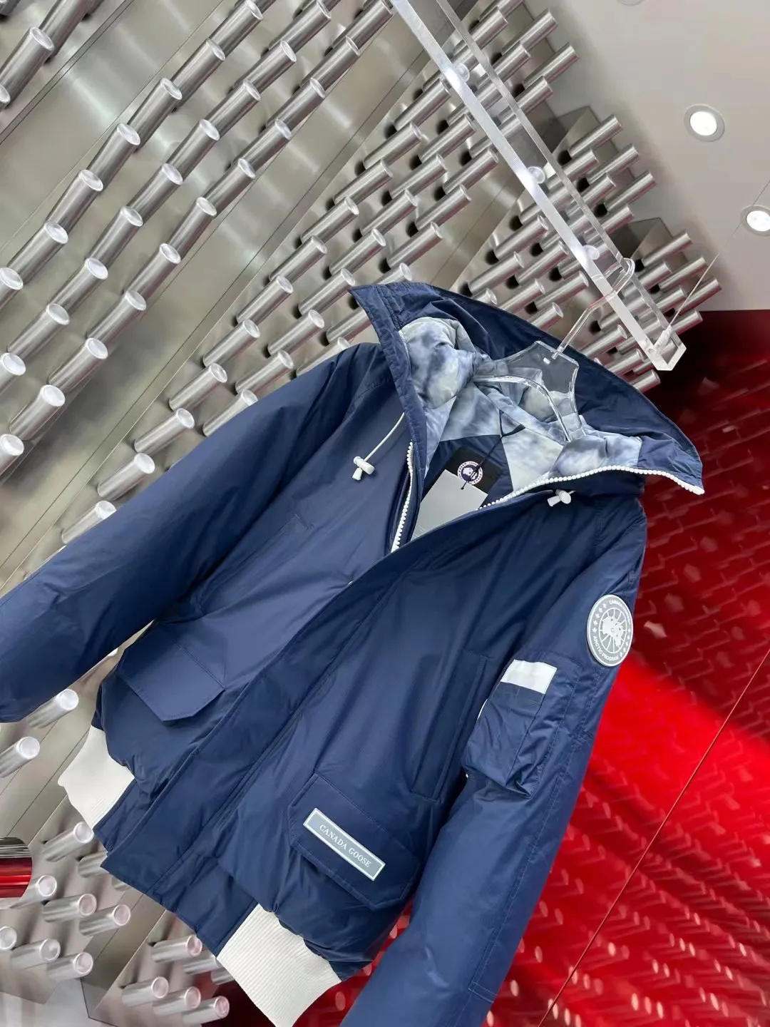 P780 Canadian brand Canada Goosex NBA I do Canada Goose every year, but I still can’t get rid of my love for the geese. No matter how cold the weather is, there is no need to be afraid, because there are geese! Filled with 90% white duck down, Canada Goose is the legendary warmest down jacket and is known as a must-have for Arctic outdoor sports! The most popular down jacket in the world, celebrities are rushing to buy it, it is a must-have! Same style for men and women Size: S~XXL